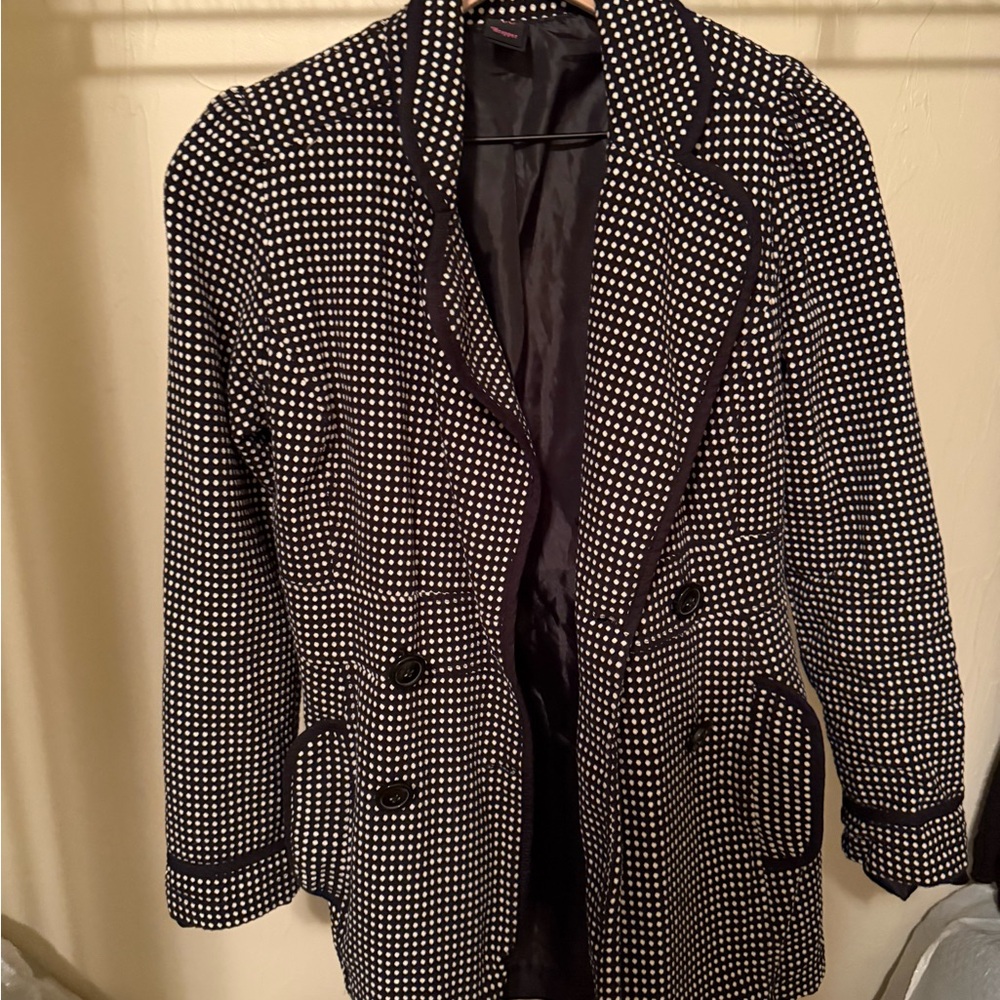 Wrapper Black and White polka dot jacket